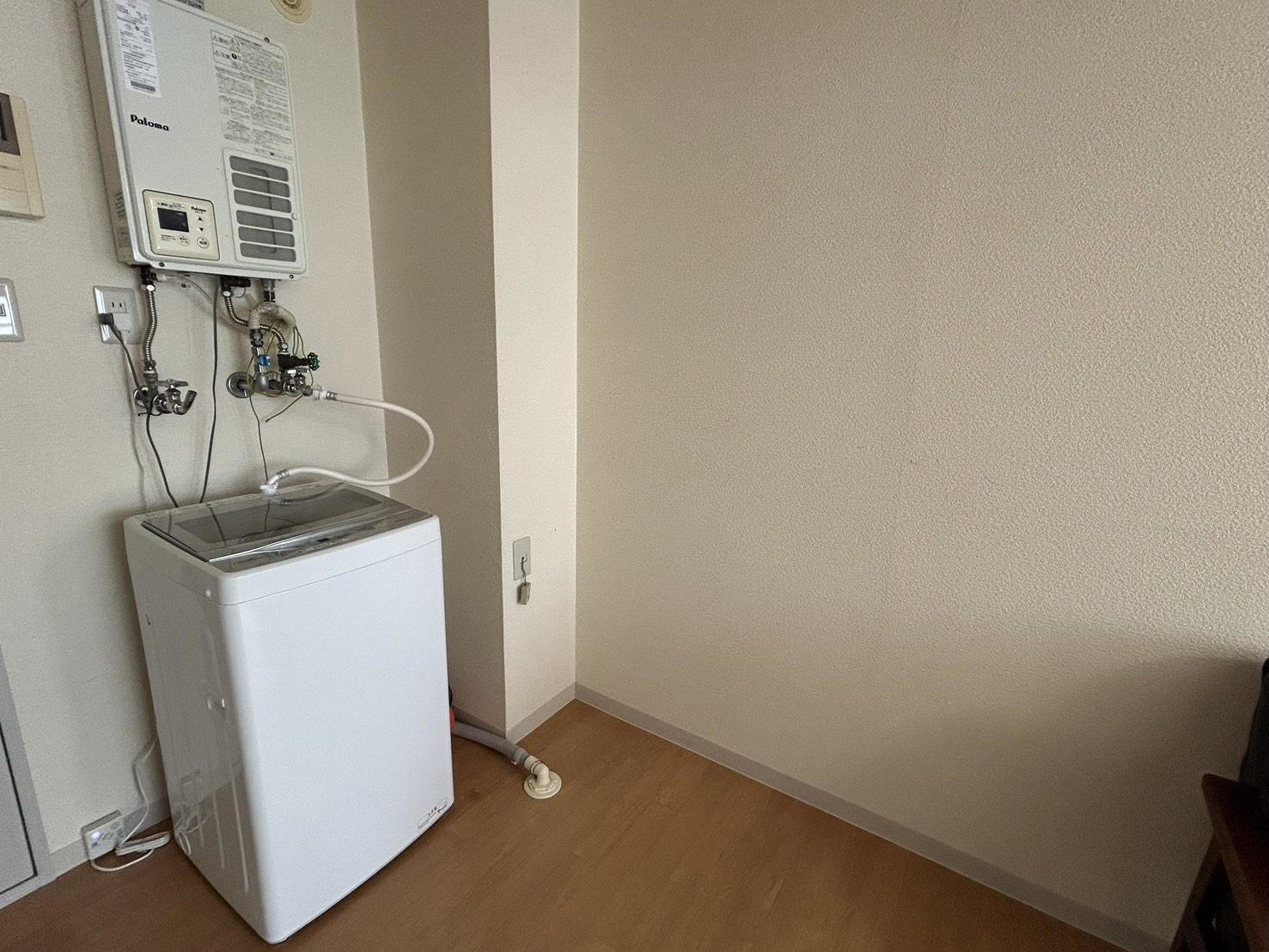 BIGOの洗濯機と冷蔵庫があるスペース